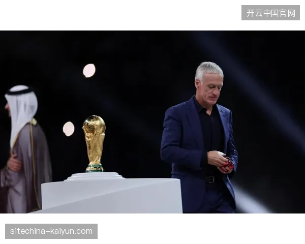 德尚坦然接受外界对法国队的“热门”定位,认为基于过往成绩和球员质量,这一身份是合乎逻辑的 德尚坦然接受外界对法国队的“热门”定位,认为基于过往成绩和球员质量,这一身份是合乎逻辑的